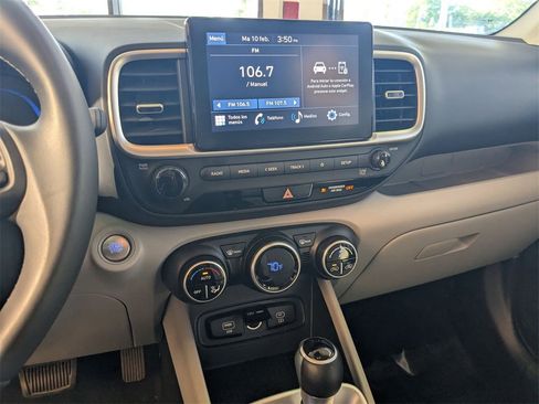 Used 2025 Hyundai Venue SEL image 19