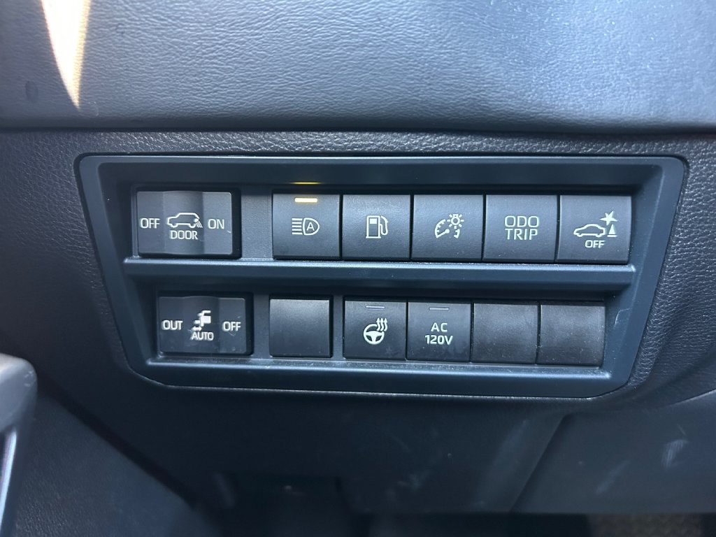 Used 2025 Toyota Sequoia Platinum AWD/4WD image 31