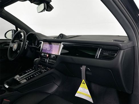 Certified 2026 Porsche Macan AWD/4WD image 29