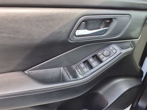 Used 2024 Nissan Rogue SV FWD image 16