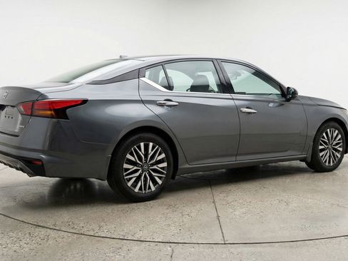 Used 2025 Nissan Altima 2.5 SV FWD image 9