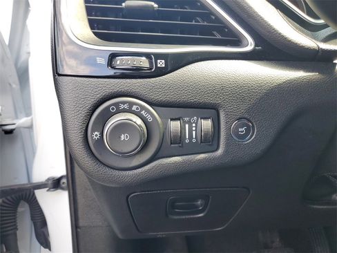 Used 2023 Jeep Cherokee Altitude Lux image 16