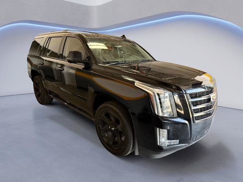 Used 2020 Cadillac Escalade Premium Luxury AWD/4WD image 2