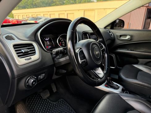 Used 2019 Jeep Compass Latitude w/ Cold Weather Group AWD/4WD image 17