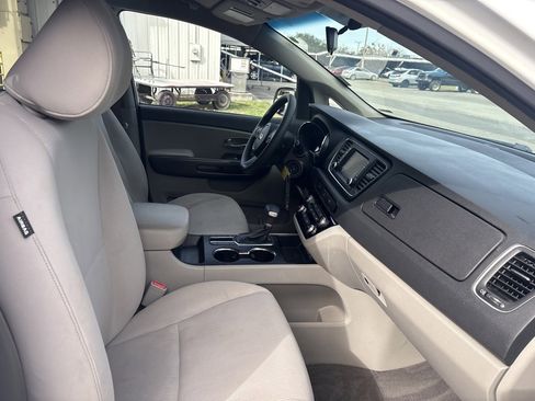 Used 2021 Kia Sedona LX image 15