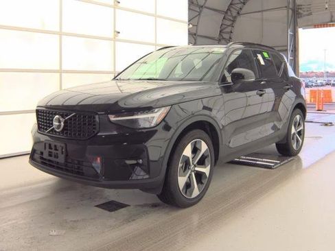 Certified 2025 Volvo XC40 B5 Plus image 2