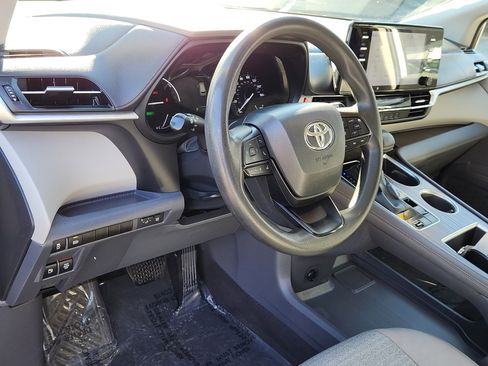 Used 2023 Toyota Sienna LE image 10
