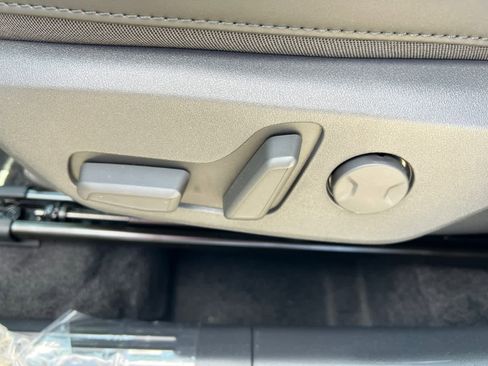 New 2025 Kia Niro EX Touring image 18