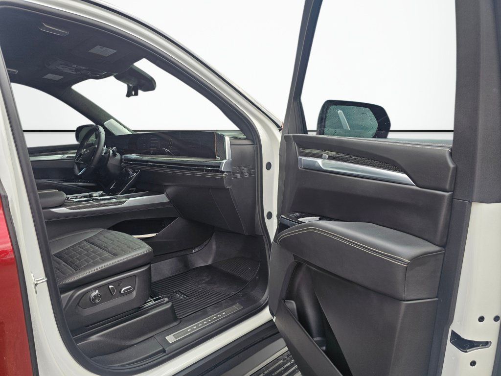 Used 2025 Cadillac Escalade V AWD/4WD image 16