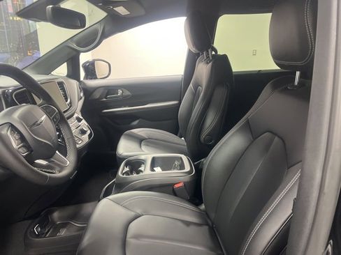 New 2026 Chrysler Pacifica Select image 8