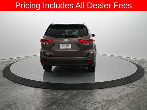 Used 2019 Toyota Highlander XLE FWD image 6