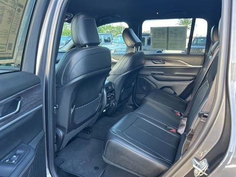 Used 2024 Jeep Grand Cherokee Limited image 31