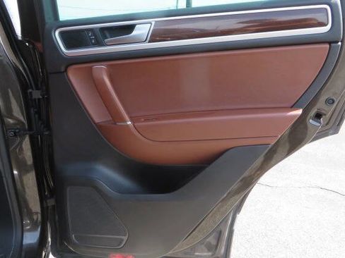 Used 2016 Volkswagen Touareg Sport image 15