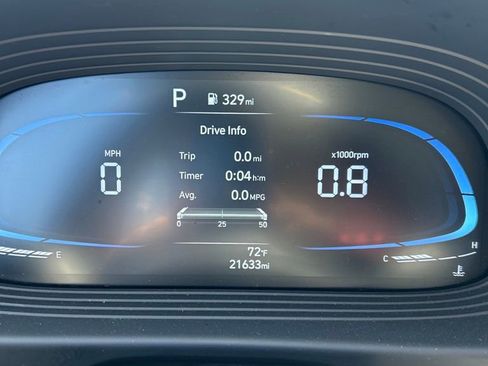 Used 2025 Hyundai Venue SEL image 21