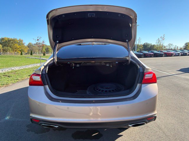 Used 2018 Chevrolet Malibu Premier w/ Premier Sun and Wheel Package FWD image 11