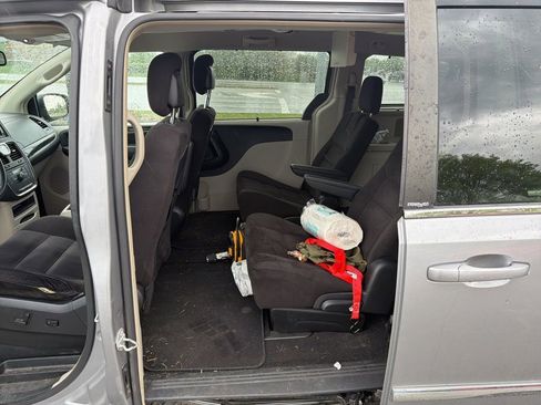 Used 2014 Chrysler Town & Country Touring image 7