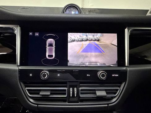 Used 2023 Porsche Macan AWD/4WD image 35