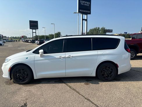 Used 2021 Chrysler Pacifica Limited w/ Uconnect Theater Family Group FWD image 5