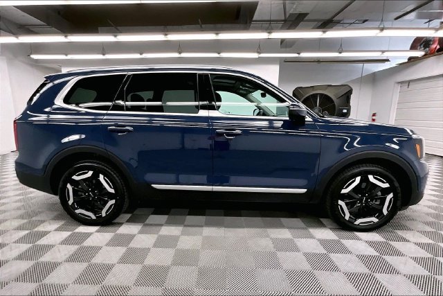 Used 2025 Kia Telluride S FWD image 14