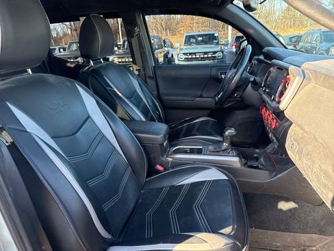 Used 2022 Toyota Tacoma TRD Sport image 10