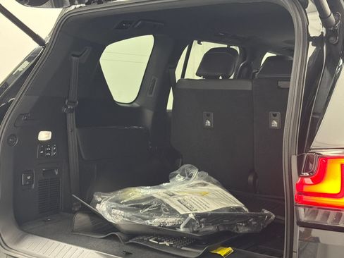 Used 2025 Lexus LX 600 4WD w/ Accessory Package (2T) image 9
