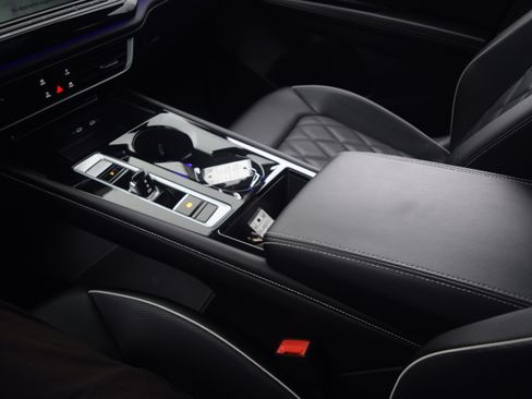 Used 2024 Volkswagen Atlas SEL Premium R-Line image 14