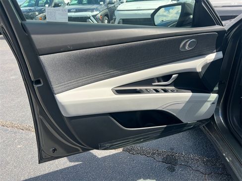 Used 2025 Hyundai Elantra Limited image 10