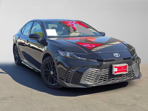 Used 2026 Toyota Camry SE FWD image 1