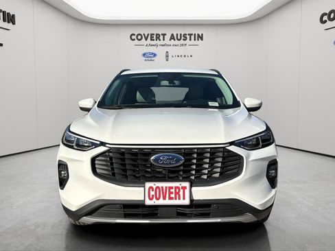 Certified 2025 Ford Escape Platinum w/ Class II Trailer Tow Package image 8