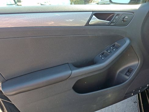 Used 2017 Volkswagen Jetta S image 12