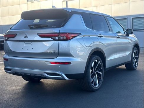 Used 2025 Mitsubishi Outlander SE image 5