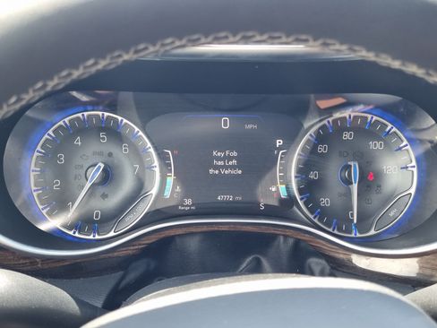 Used 2022 Chrysler Pacifica Limited AWD/4WD image 27