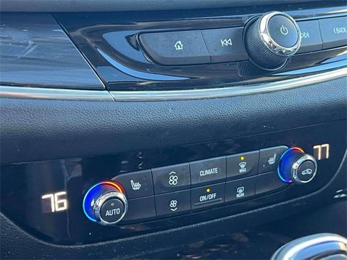 Used 2018 Buick Enclave Essence image 25