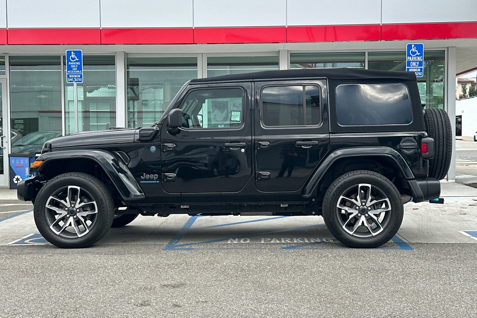 Used 2024 Jeep Wrangler Unlimited w/ LED Headlamp & Fog Lamp Group AWD/4WD image 7