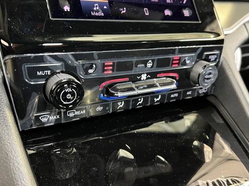 New 2025 Jeep Grand Cherokee Laredo w/ Luxury Tech Group I image 32