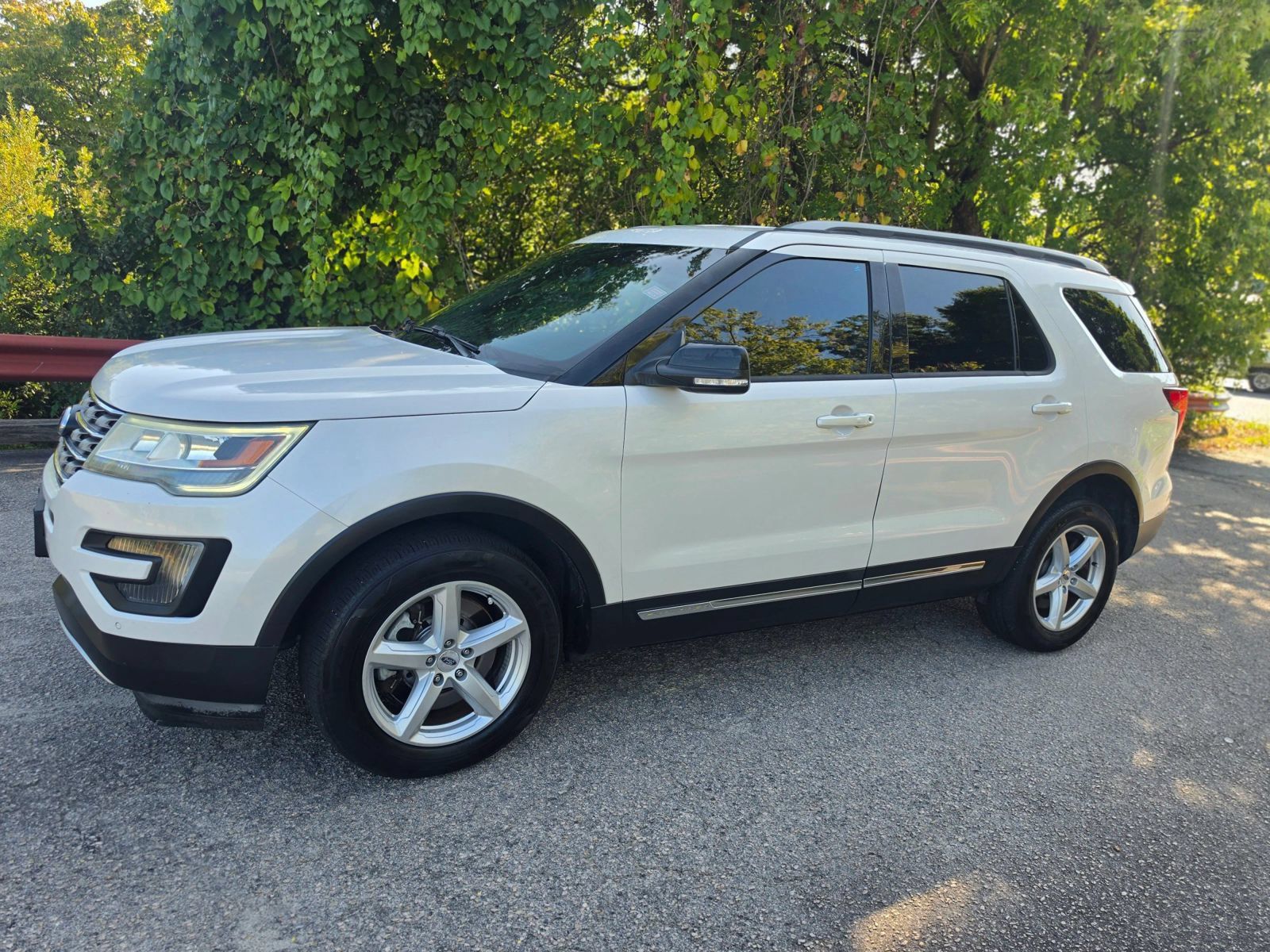Used 2016 Ford Explorer XLT w/ Equipment Group 202A AWD/4WD image 5