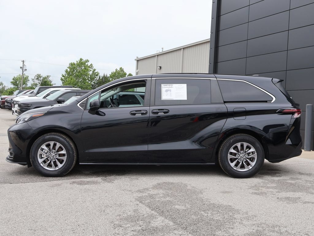 Used 2024 Toyota Sienna LE FWD image 2