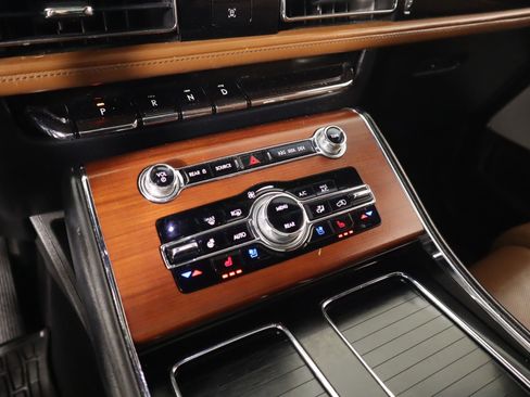 Used 2022 Lincoln Aviator Reserve w/ Equipment Group 201A image 8