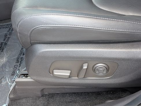 Used 2025 Kia Carnival FWD image 25