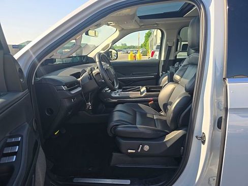 Used 2025 Lincoln Navigator Reserve AWD/4WD image 6