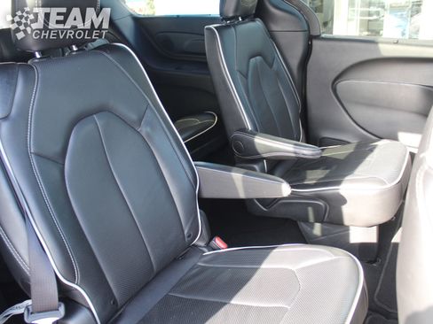 Used 2025 Chrysler Pacifica Limited image 27