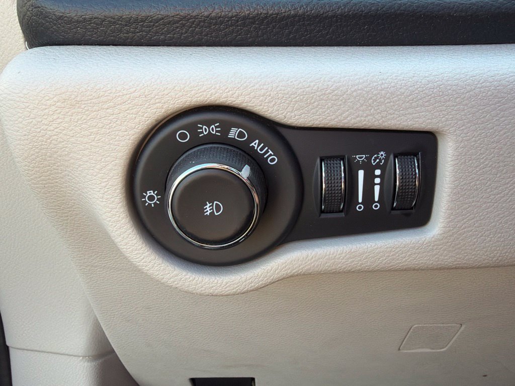 Used 2023 Chrysler Pacifica Limited FWD image 26