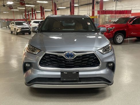 Used 2023 Toyota Highlander Platinum image 3