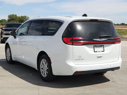 Used 2023 Chrysler Pacifica Touring-L FWD image 3