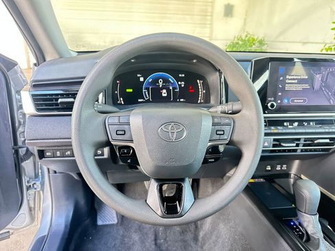 Used 2025 Toyota Camry LE image 28