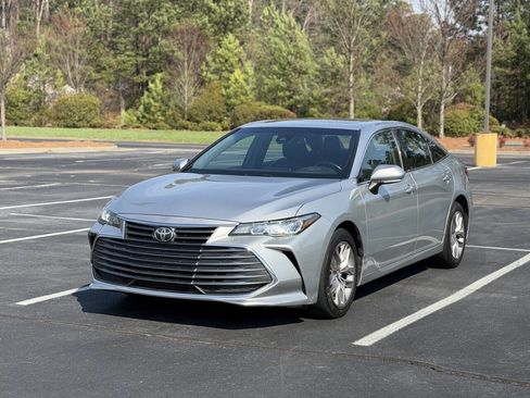 Used 2019 Toyota Avalon XLE w/ Moonroof Package image 3