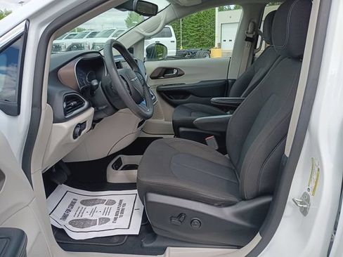 Used 2023 Chrysler Voyager LX FWD image 14