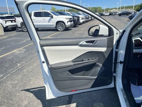 Used 2025 Volkswagen Taos SEL AWD/4WD image 23