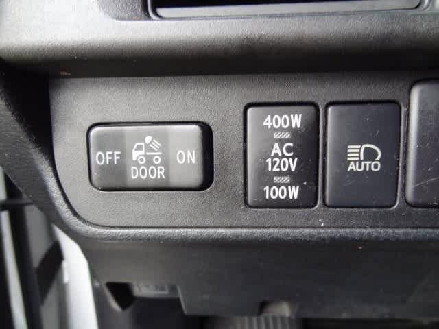 Used 2018 Toyota Tacoma TRD Sport AWD/4WD image 18