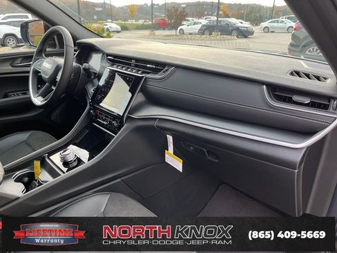 New 2025 Jeep Grand Cherokee Altitude image 30